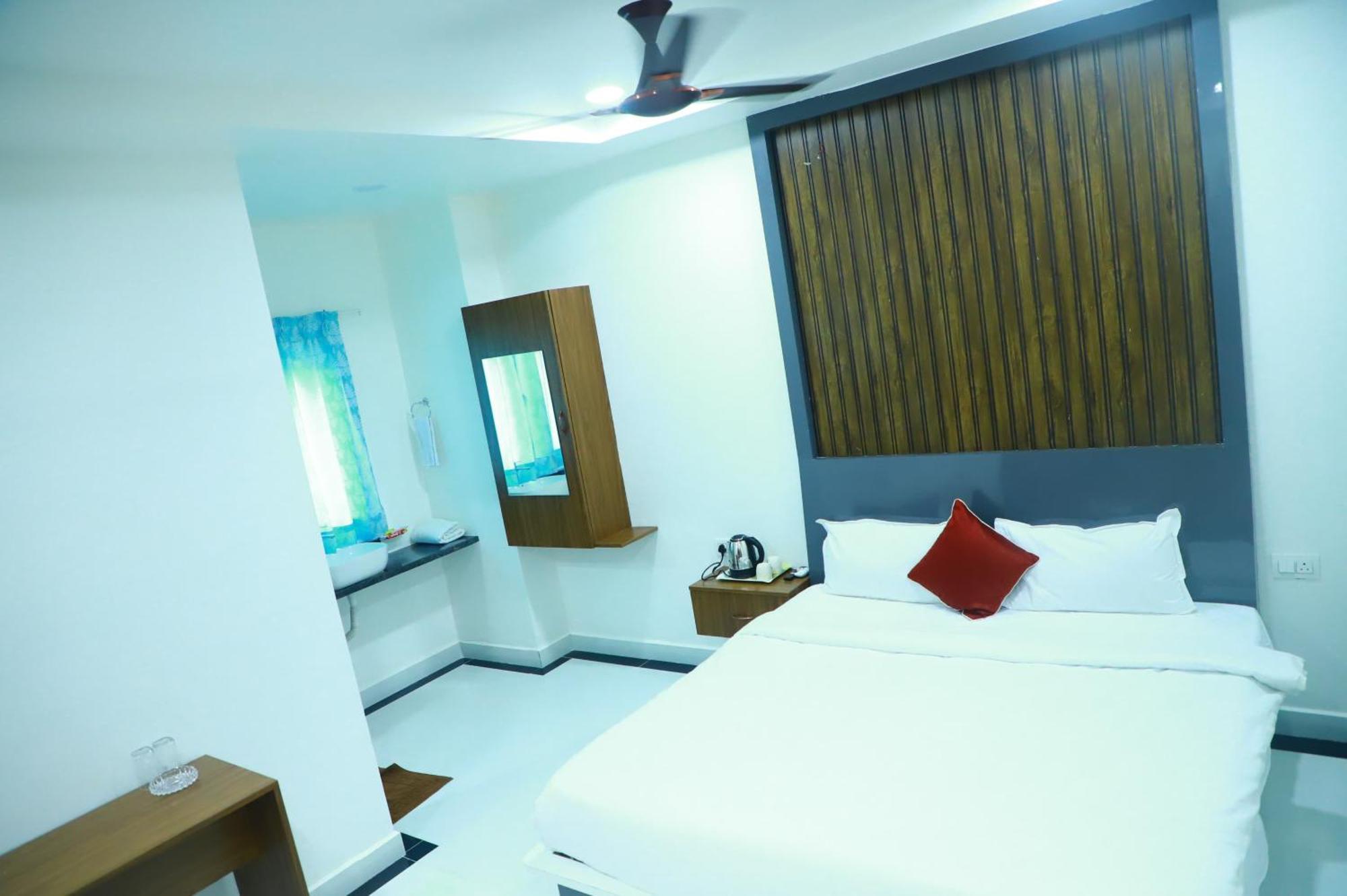 Sri Raghavendra Grand Hotel Turkapally Bagian luar foto